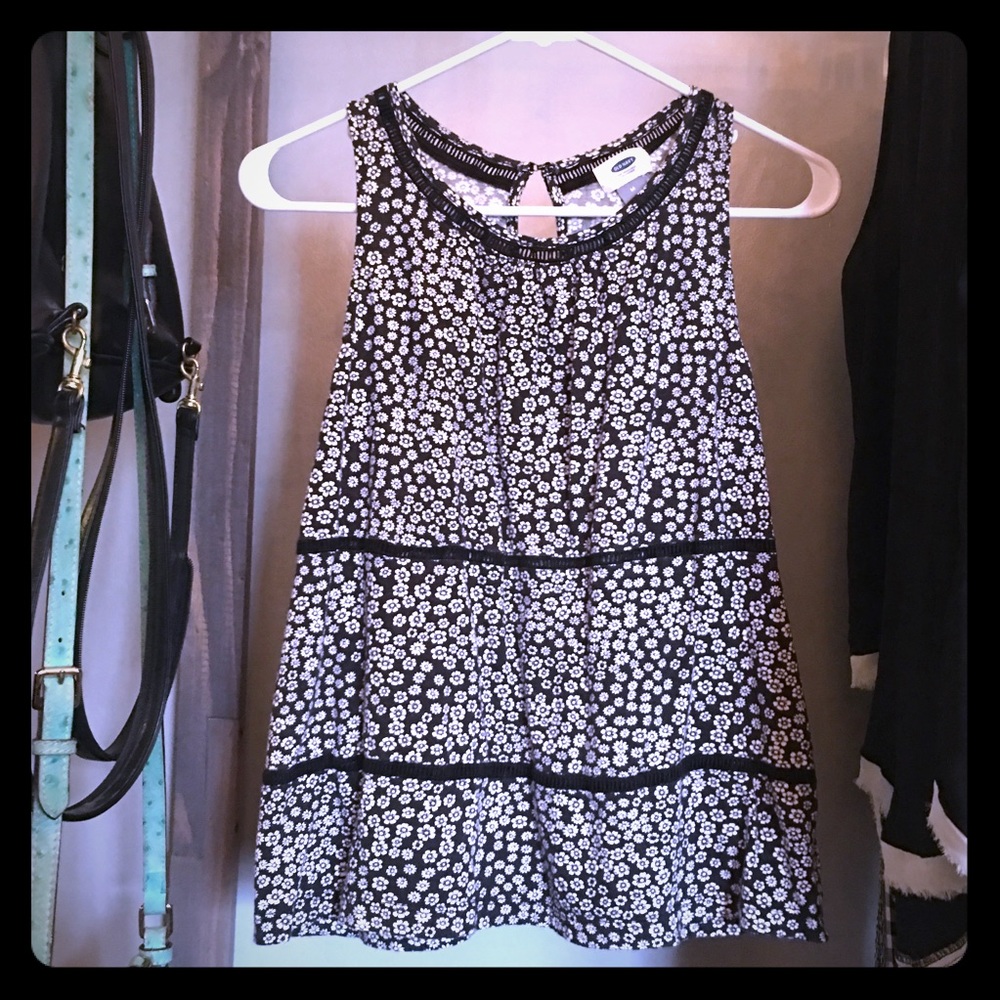 Black & white floral swing top.